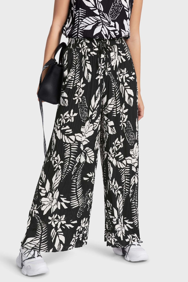 Trousers with pleats and print