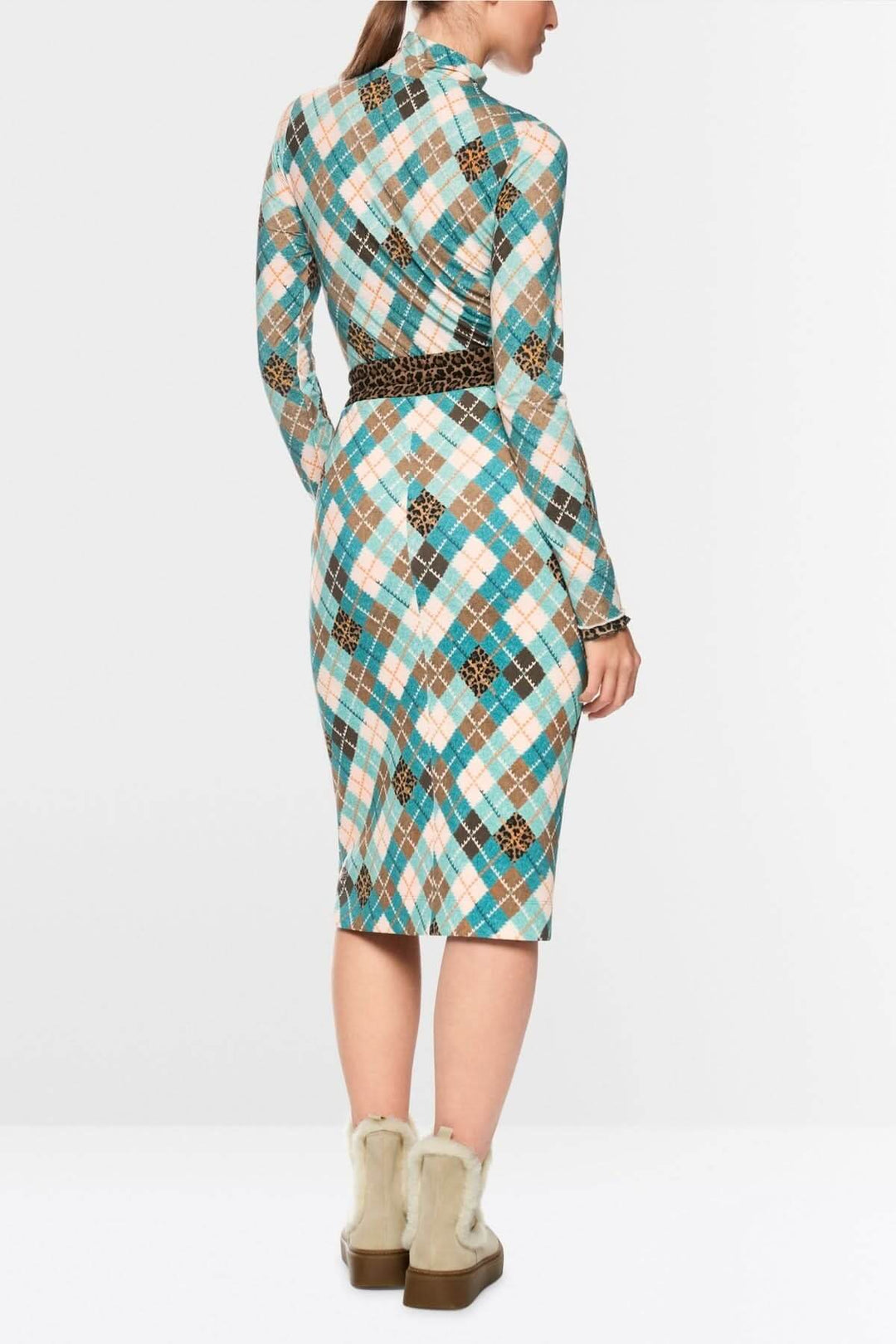 Chandail à manches longues avec motif argyle multicolore, coupe ajustée et féminine, col montant, manches longues. Idéal pour tenue contemporaine.