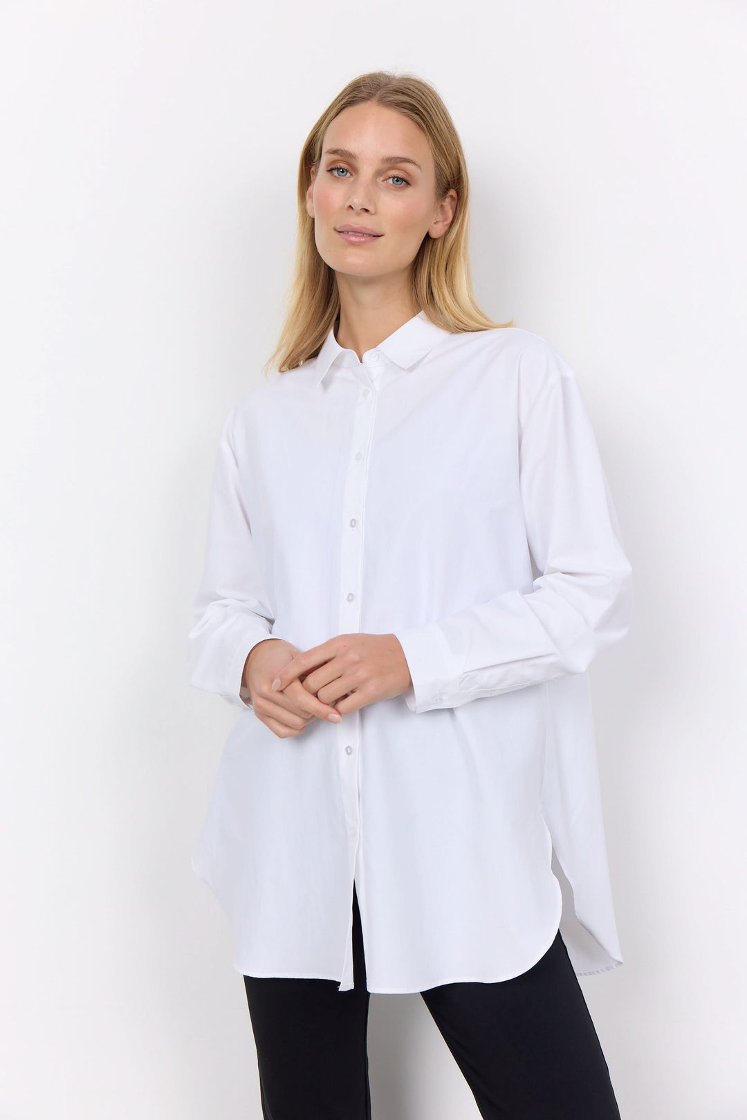 Chemise décontractée blanche à col classique, élégante et confortable pour un look moderne.