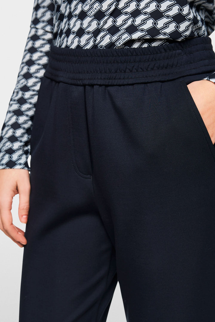 Pantalon jogger Rhodos avec taille haute élastiquée et poches latérales, alliant confort et élégance.