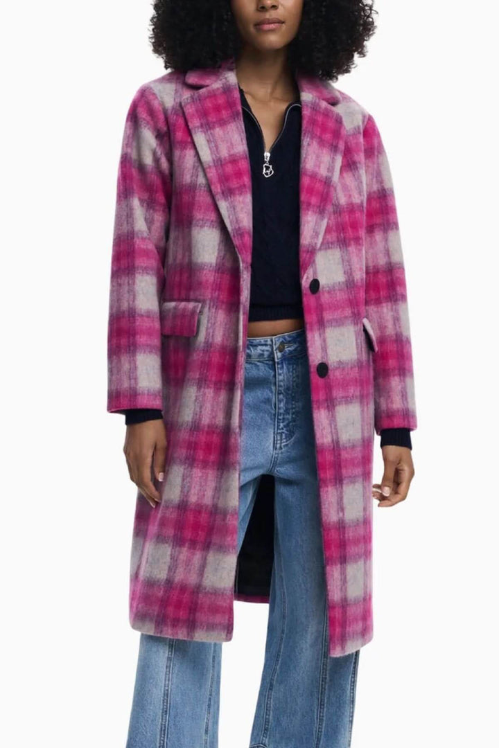Manteau long à carreaux pour femme, coupe droite, col à revers, fermeture deux boutons, allure moderne et élégante pour la mi-saison.
