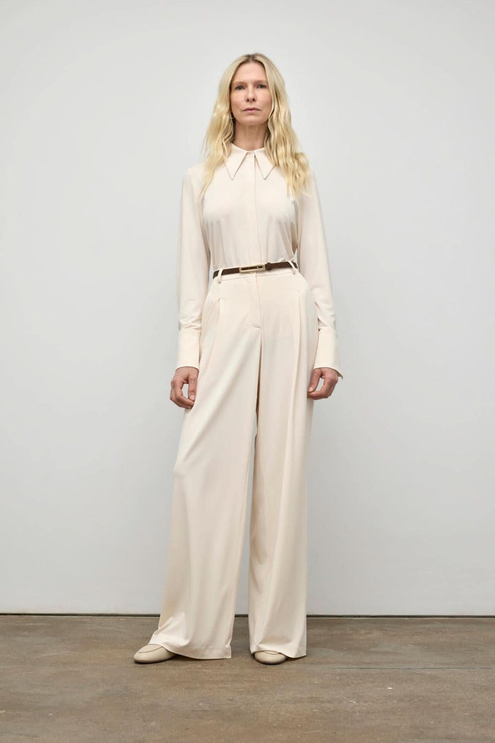 Chemise en jersey mat fluide avec col prononcé et large ceinture, style moderne et élégant.