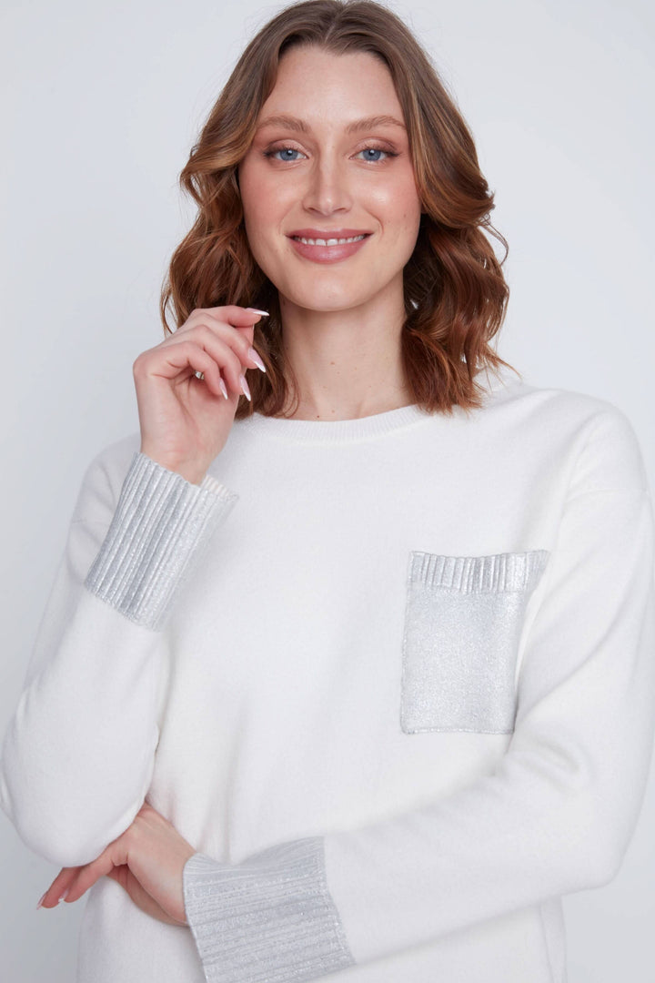 Chandail à manches longues blanc avec détails métallisés sur la poche et aux poignets, style chic et décontracté.