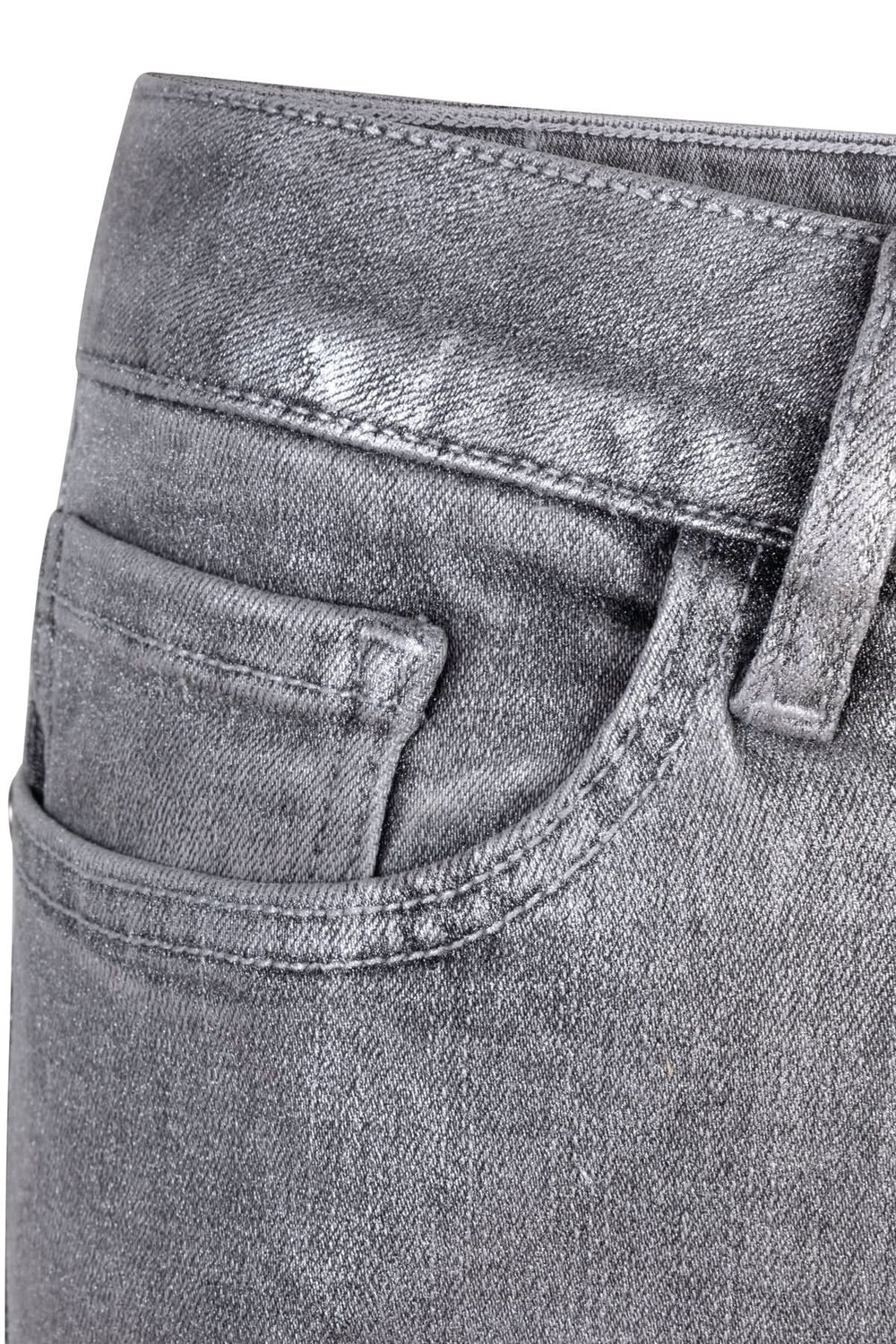 Zoom sur la taille et poche d'un jean à jambe droite en teinte grise, créant une silhouette moderne et structurée.