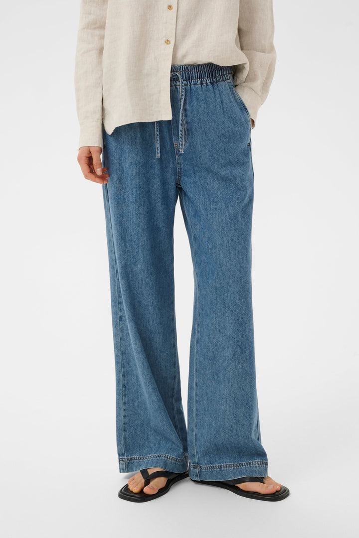 Jeans Sophina taille élastique jambe large avec chemise, look décontracté et moderne, denim, poches latérales, longueur pleine.