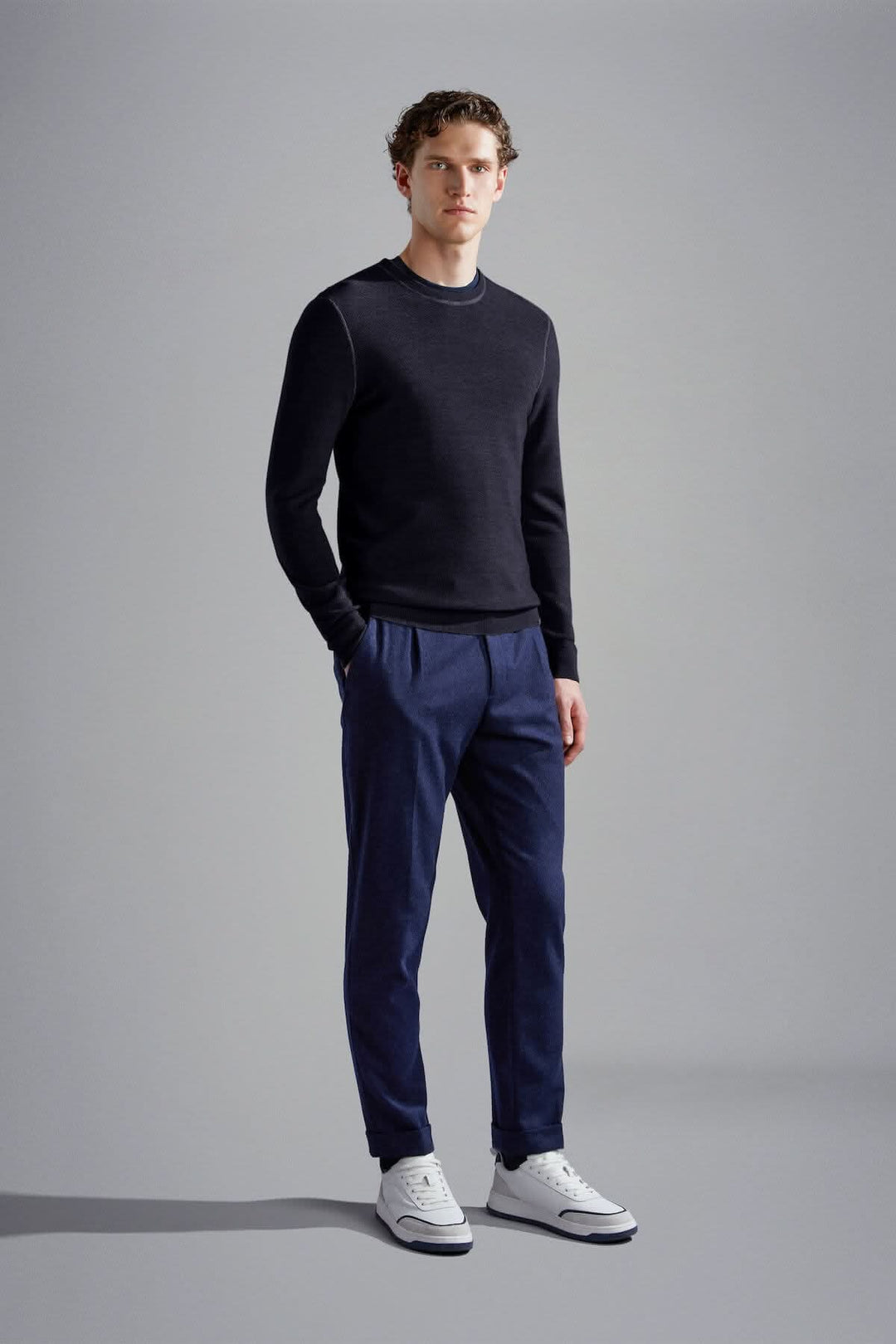 Homme portant chandail en laine mérinos col rond de Paul & Shark, couleur marine, style élégant et sobre, convenant à tenues formelles et décontractées.