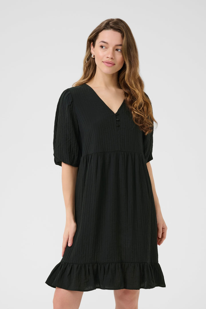 Robe courte noire en mousseline avec encolure en V et manches bouffantes, idéale pour l'été.