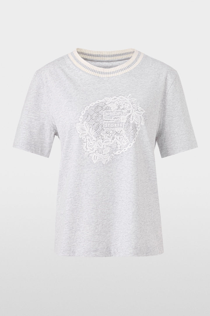 T-shirt gris avec broderie florale en dentelle et encolure côtelée rayée, style décontracté et féminin.