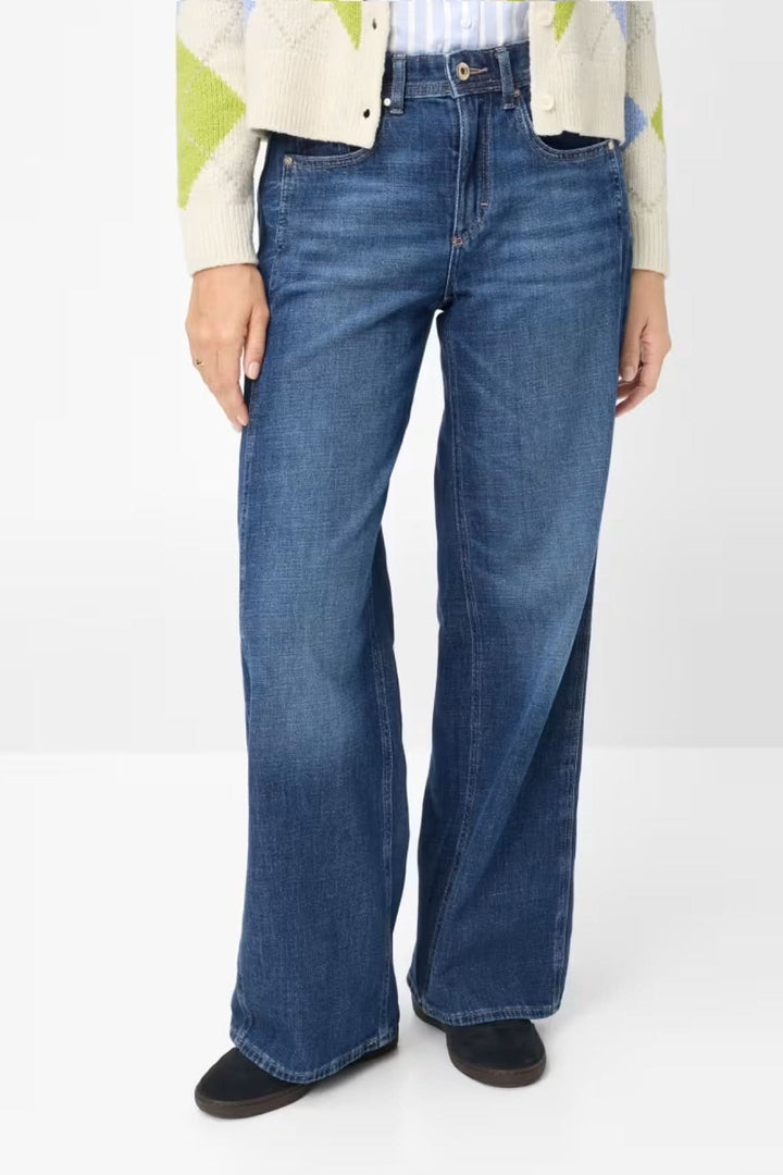 Jean Morgan jambe large en denim souple avec coupe fluide, parfait pour un look moderne et décontracté.