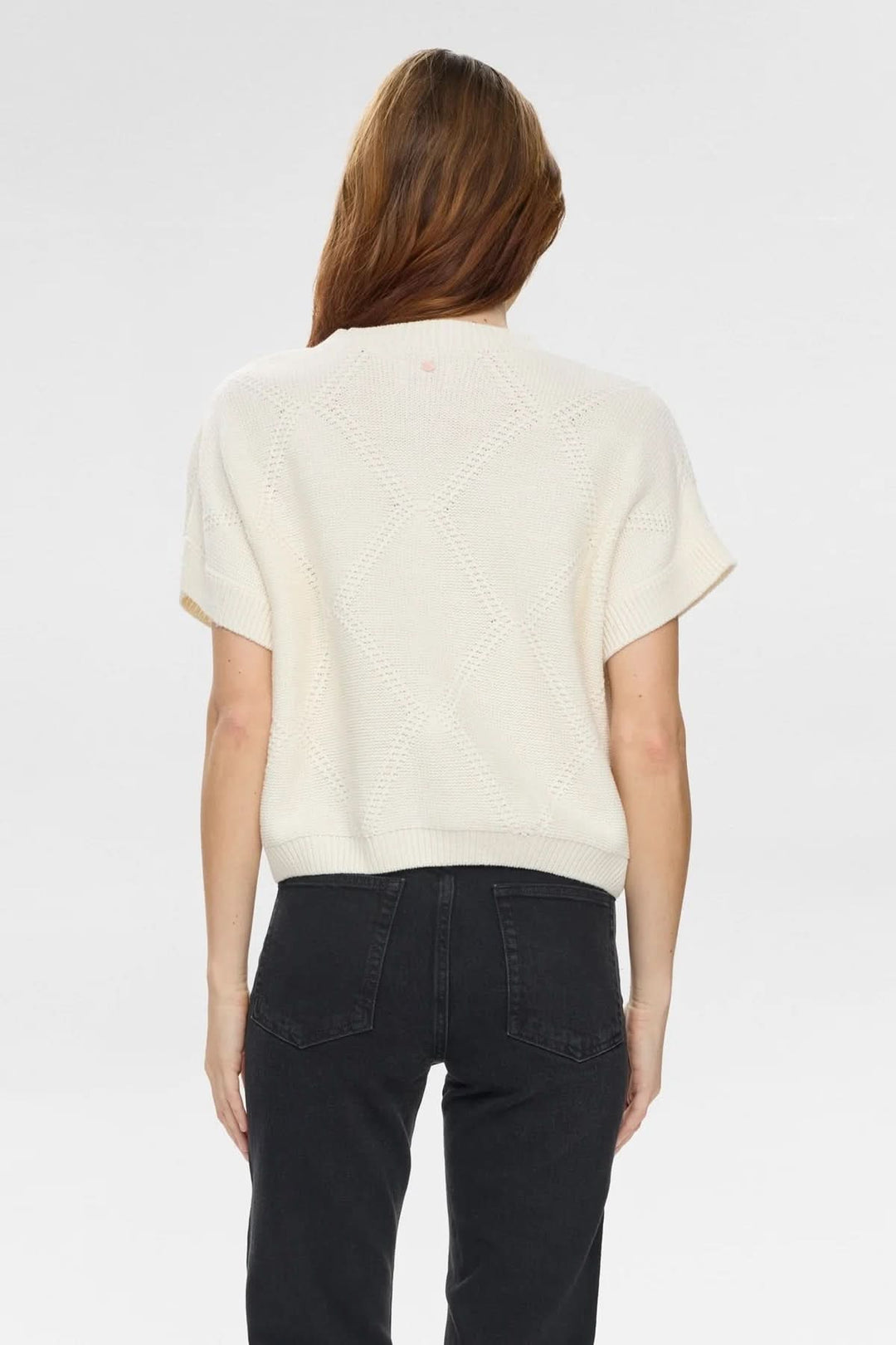 Vue arrière du chandail en tricot brodé à manches courtes, style féminin avec motifs floraux et coupe ample.