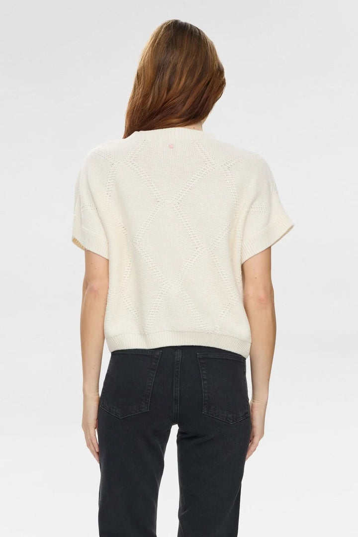 Vue arrière du chandail en tricot brodé à manches courtes, style féminin avec motifs floraux et coupe ample.