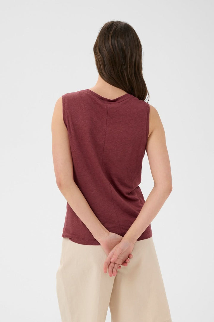 Dos d'une cami fluide Buena bordeaux sans manches avec encolure ronde et coupe fluide, idéal pour un look polyvalent.