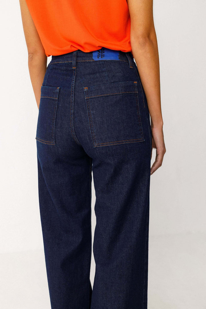 Jeans Ainhize coupe large taille haute, silhouette moderne élancée, matière confortable, vue arrière avec poches.