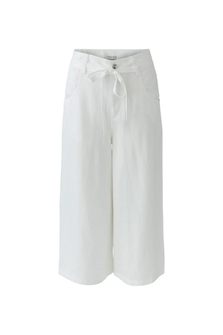Pantalon trois quarts à taille nouée blanc, coupe fluide, idéal pour un style estival moderne et confortable.