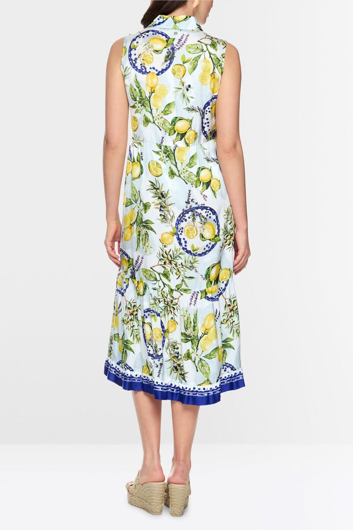 Robe longue imprimée à col chemise avec motif décoratif, jupe évasée et col structuré, vue arrière sur mannequin.