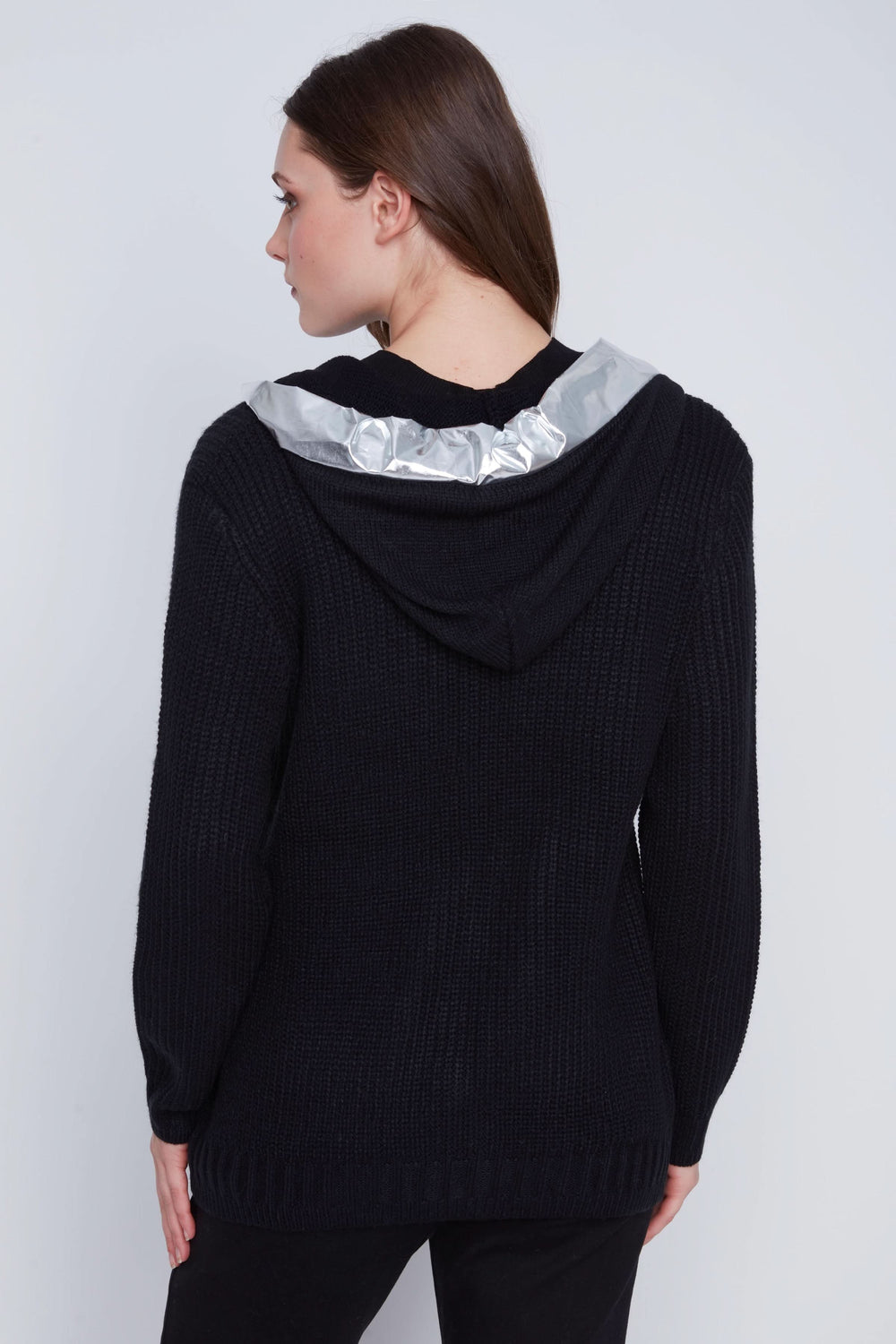 Veste à capuchon noire avec capuche argentée et maille texturée, vue arrière.