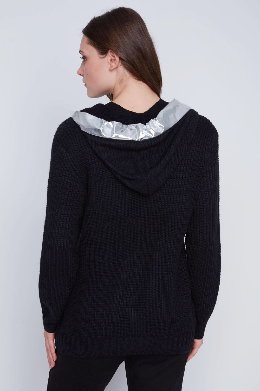 Veste à capuchon noire avec capuche argentée et maille texturée, vue arrière.