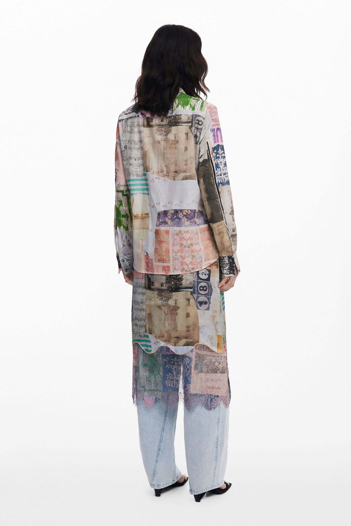 Chemise manches longues à imprimé vintage, coupe droite vue de dos, portée avec un pantalon décontracté.