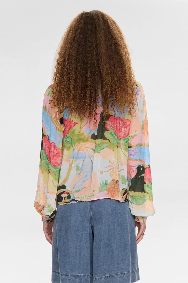 Dos d'une chemise fluide imprimée à manches longues avec design artistique et coloré, montrant une silhouette naturelle et ample.