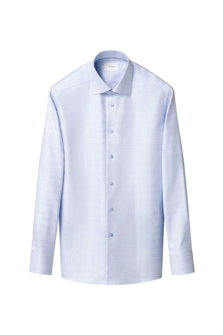 Chemise en coton bleu clair à carreaux fins élégante avec col ouvert et coupe sophistiquée pour occasions professionnelles et habillées.