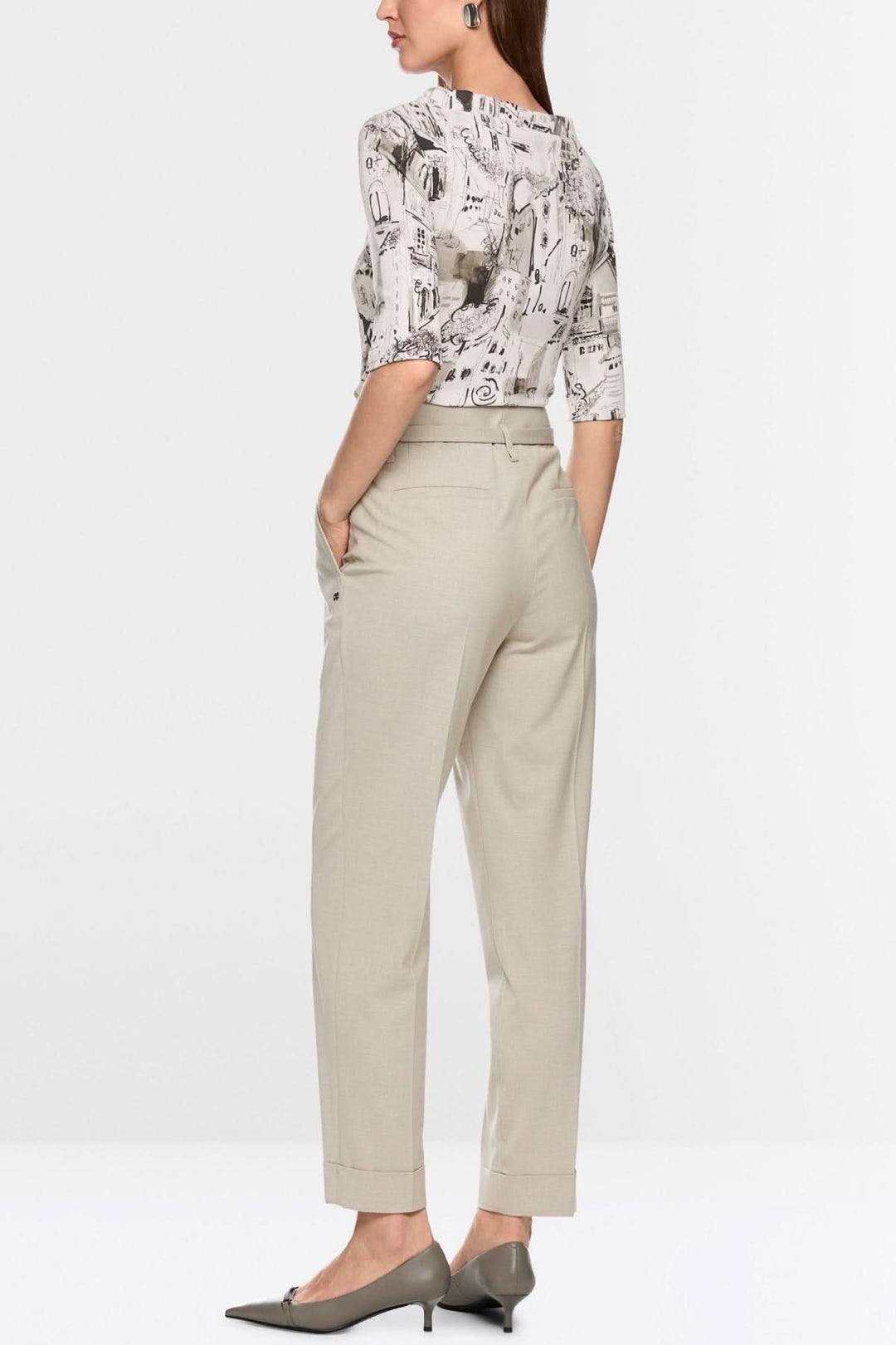 Haut avec motif CITY, manches courtes, col montant, imprimé croquis urbains noir et gris, coupe ajustée, fond clair.