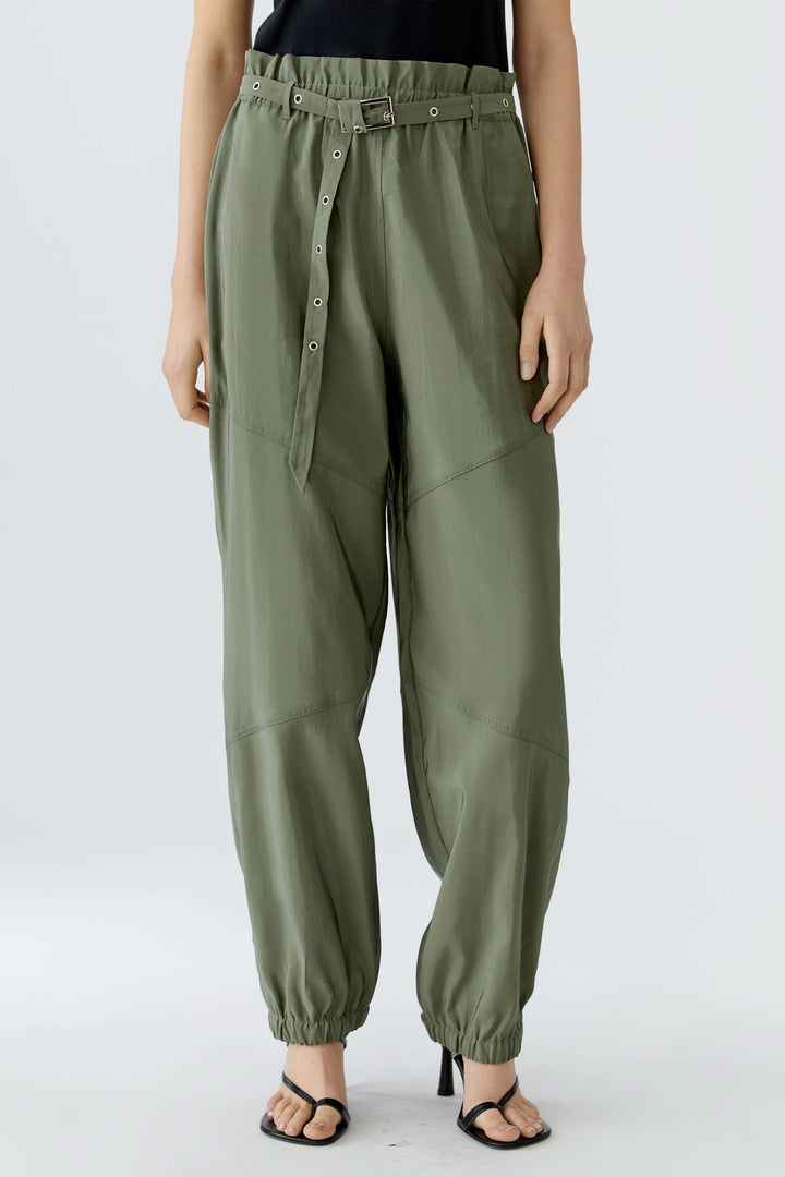 Pantalon jogger ceinturé vert avec taille élastique et ceinture intégrée, bas resserrés, idéal pour un look décontracté et équilibré.