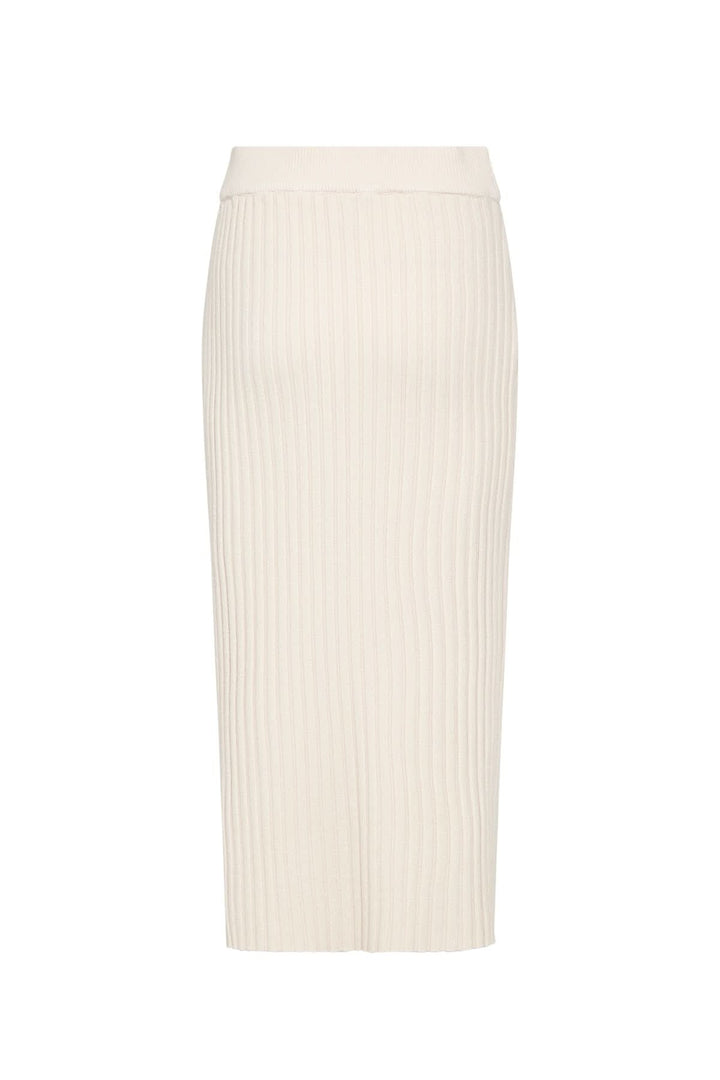 Jupe midi en maille côtelée beige, coupe évasée et taille élastiquée, alliant confort et élégance.