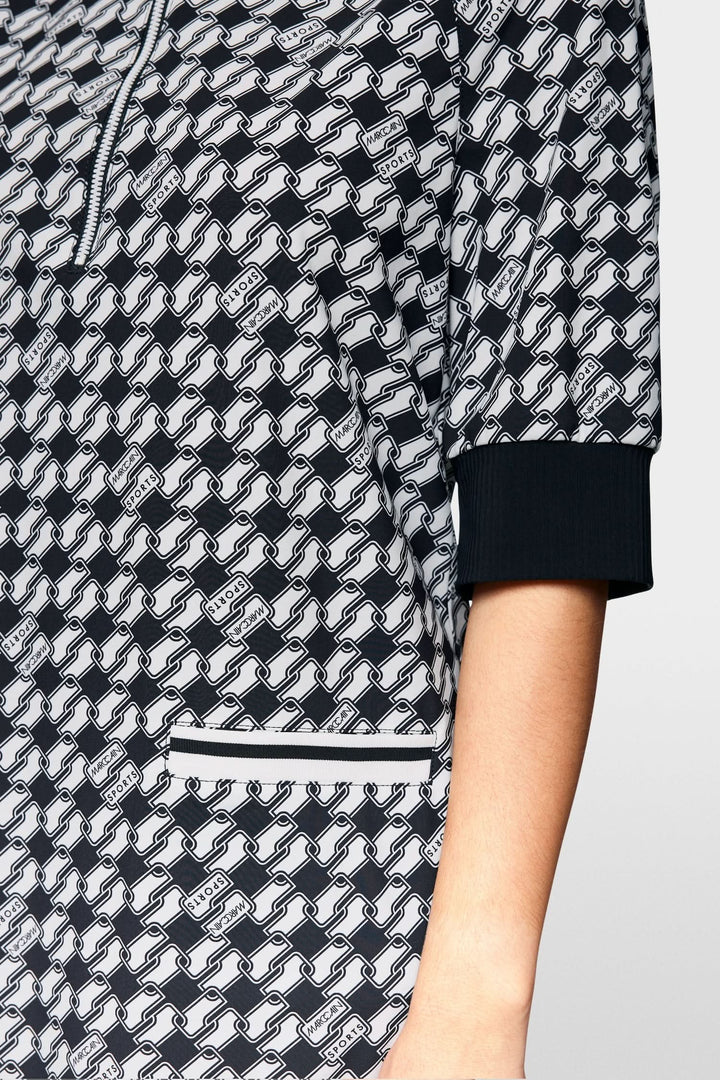 Robe en jersey scuba à imprimé géométrique avec poches, manches courtes et fermeture éclair.