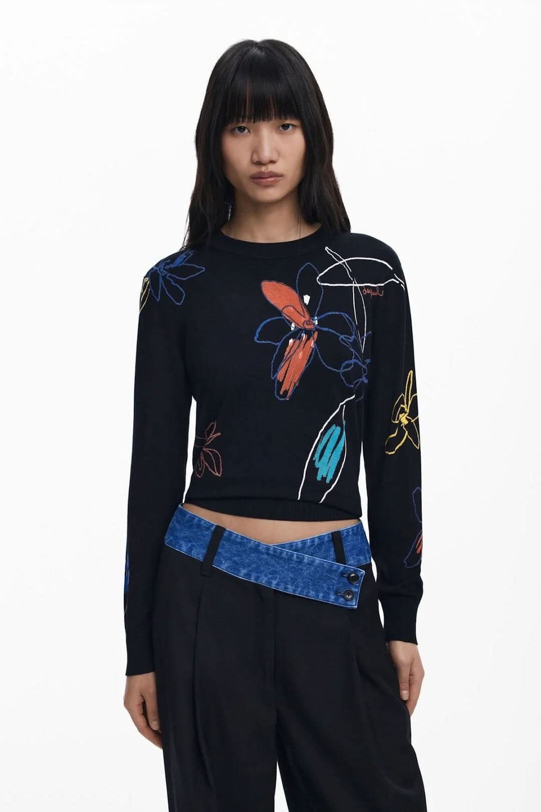 Chandail léger à col rond avec motif floral coloré sur fond noir, offrant confort et style.