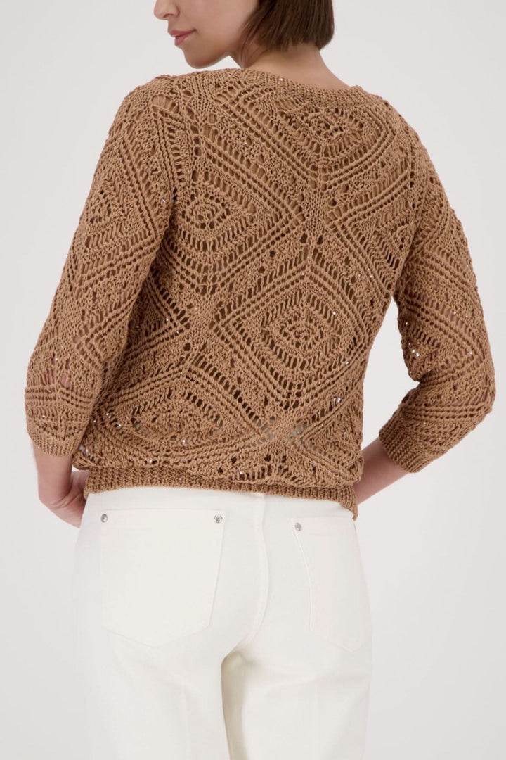Tricot ajouré à motifs élégant sur mannequin de dos, en texture respirante avec jeu de transparence, pour look moderne et raffiné.