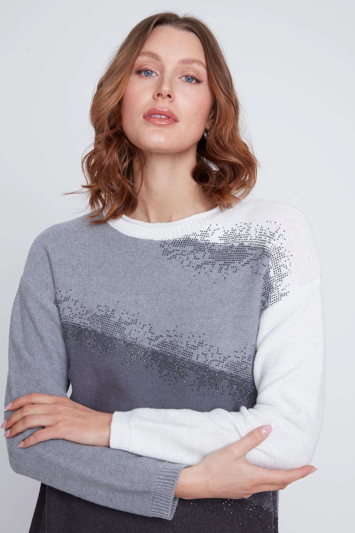 Chandail à dégradés gris et blanc avec détails scintillants, idéal pour un look chic et moderne.