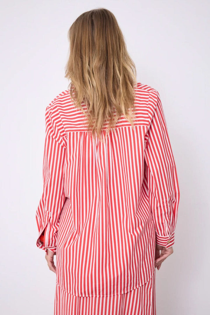 Chemise rayée Althea coupe fluide classique montrée de dos, manches longues et rayures verticales rouges et blanches.
