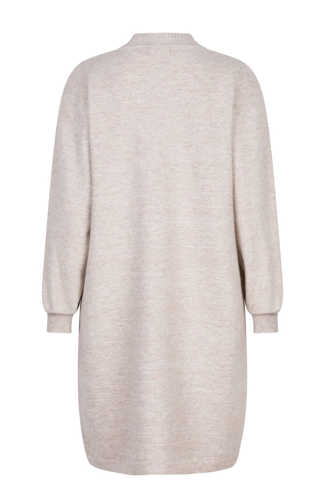 Robe en maille beige, coupe droite, texture douce, idéale pour un look minimaliste et automnal.