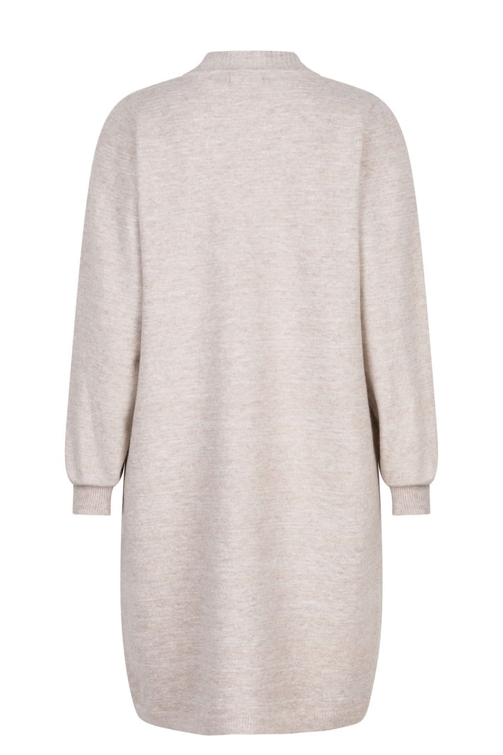 Robe en maille beige, coupe droite, texture douce, idéale pour un look minimaliste et automnal.