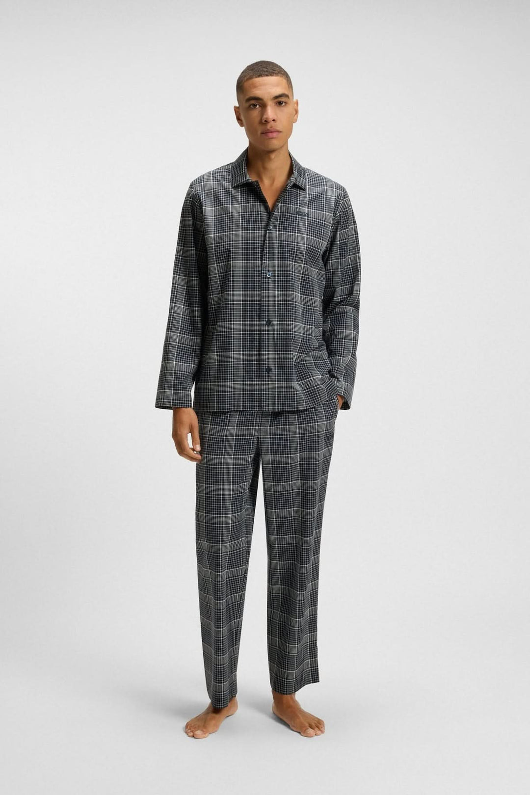 Homme portant Pyjama à carreaux en coton et lyocell BOSS, élégant et confortable, idéal pour les nuits fraîches et les soirées détente.