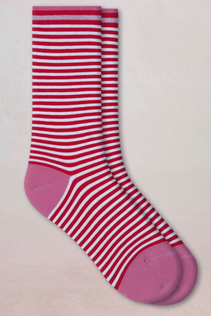 Chaussettes à rayures fines rouges et blanches, confortables et modernes, coupe mi-mollet, maille douce et respirante.