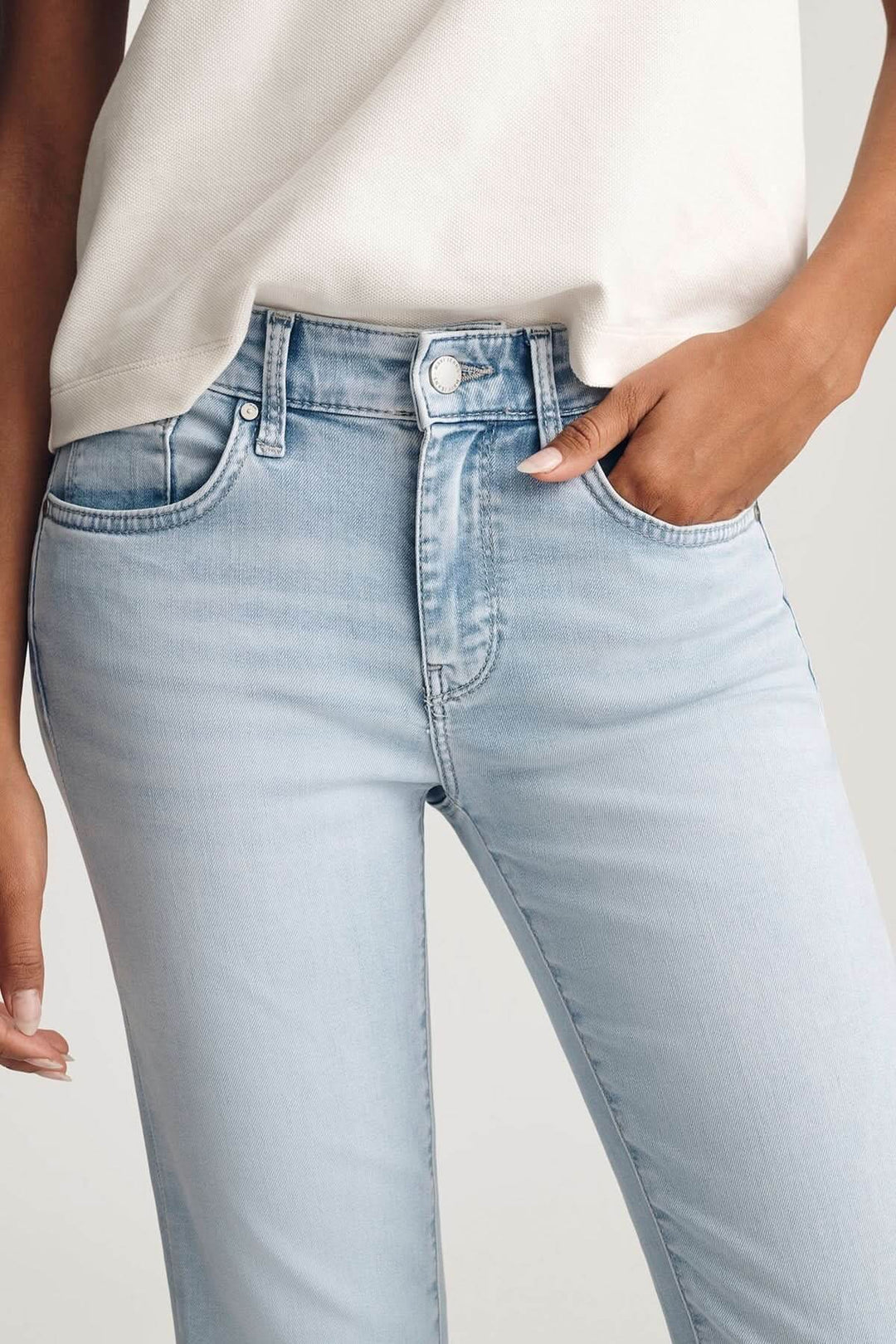 Jeans Vicky coupe droite longueur cheville, moderne et épuré, en matière confortable pour un look décontracté ou soigné.