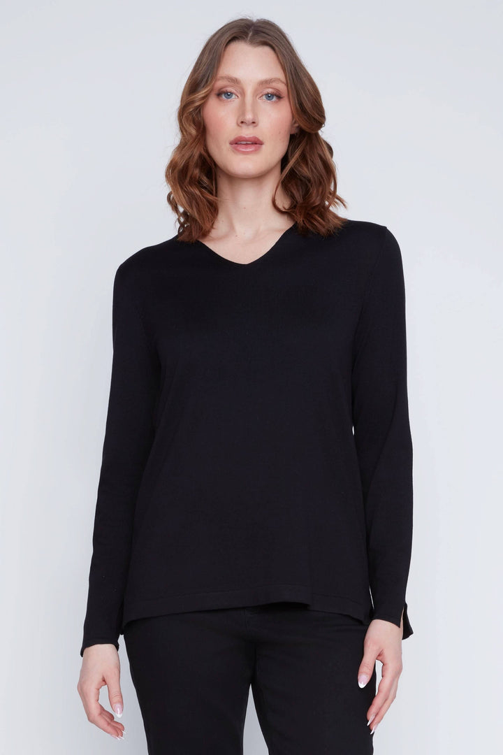 Chandail col V noir à manches longues, coupe fluide, idéal pour un look chic et minimaliste.