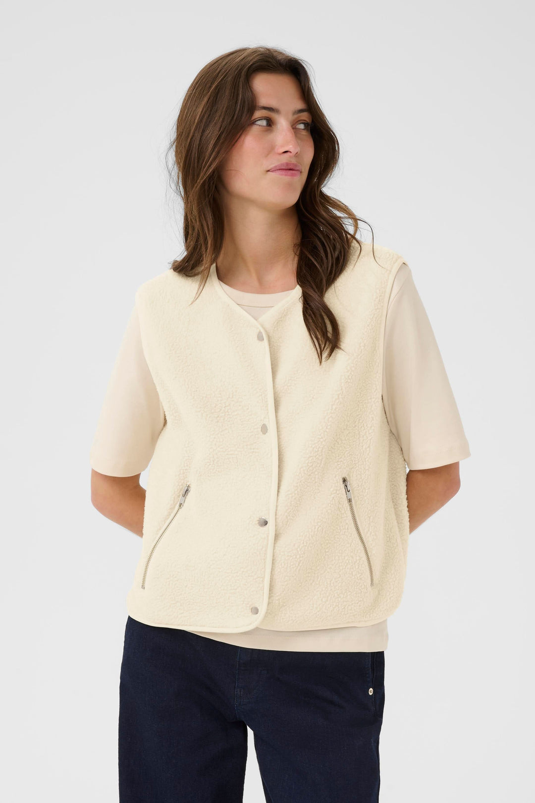 Veste sans manches Signy en tissu sherpa, confort douillet, style décontracté, poches zippées, look casual chic.