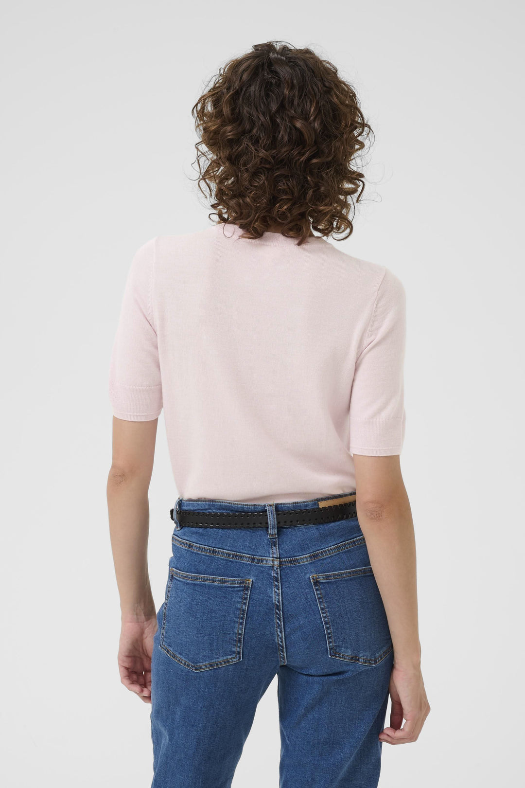 Chandail Natanya rose à manches courtes, en laine, avec encolure ronde, vu de dos sur un mannequin.