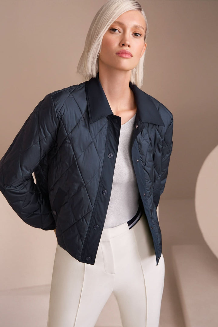 Veste matelassée Rethink Together en fibres recyclées, élégante et confortable, portée par un modèle en studio.