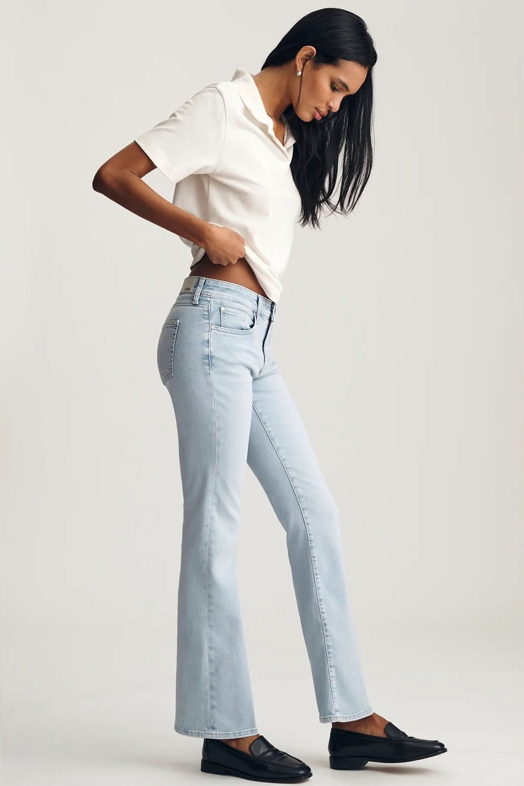 Modèle portant Jeans Vicky coupe droite longueur cheville, moderne et confortable, pour un look décontracté ou soigné.