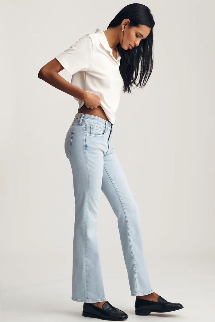 Modèle portant Jeans Vicky coupe droite longueur cheville, moderne et confortable, pour un look décontracté ou soigné.