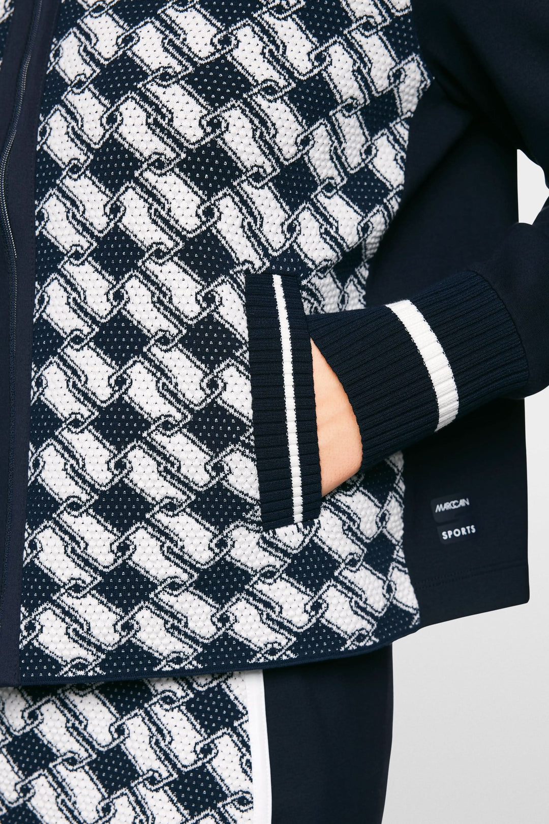 Cardigan en maille fine zippé avec motif graphique et finitions sportives, idéal pour un look décontracté.