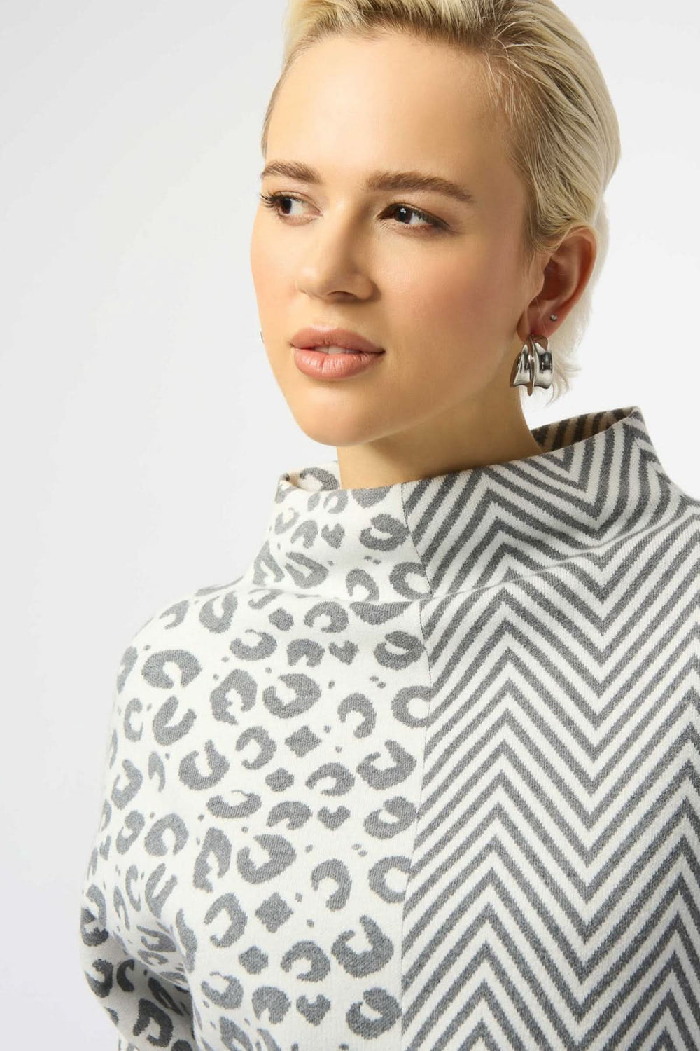Haut à col montant avec motifs léopard et chevron en zigzag, offrant un look chic et moderne.