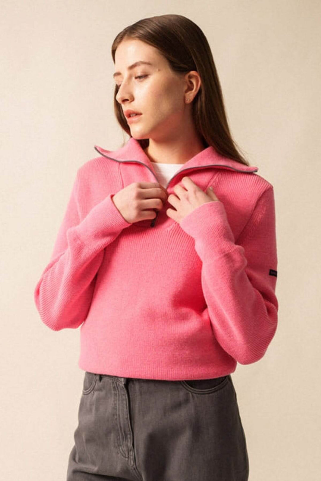 Tricot col montant SALLANCHES en rose, fabriqué en France avec détails subtils sur manches et corps, présenté sur mannequin.