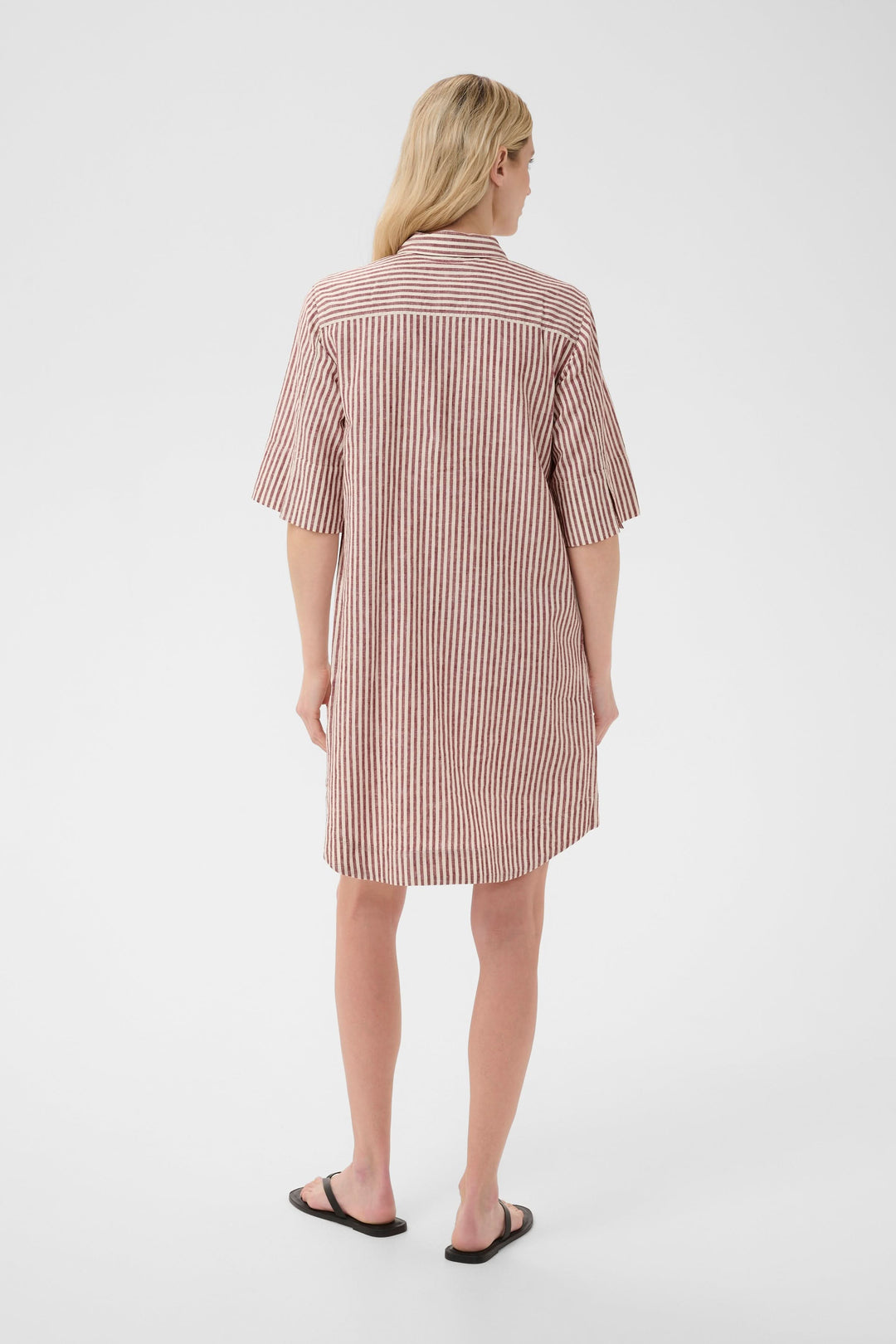 Robe chemise Berrit fluide à manches courtes vue de dos, coupe ample en tissu léger pour un style décontracté et élégant.