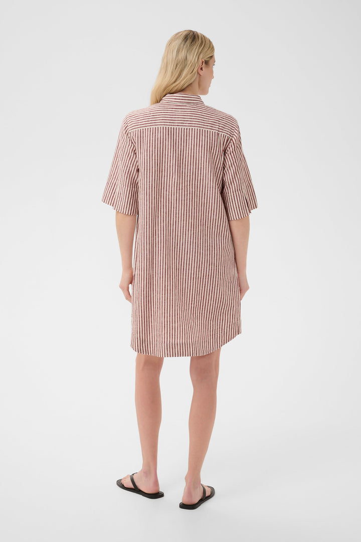 Robe chemise Berrit fluide à manches courtes vue de dos, coupe ample en tissu léger pour un style décontracté et élégant.