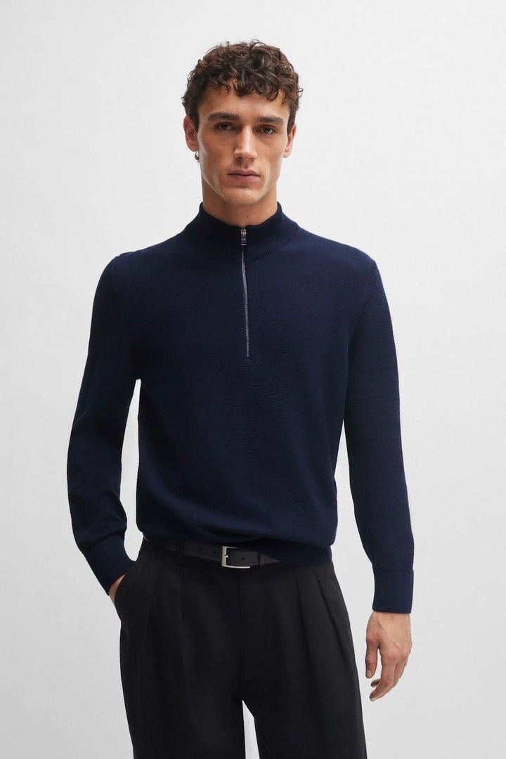 Knitted cardigan with closure