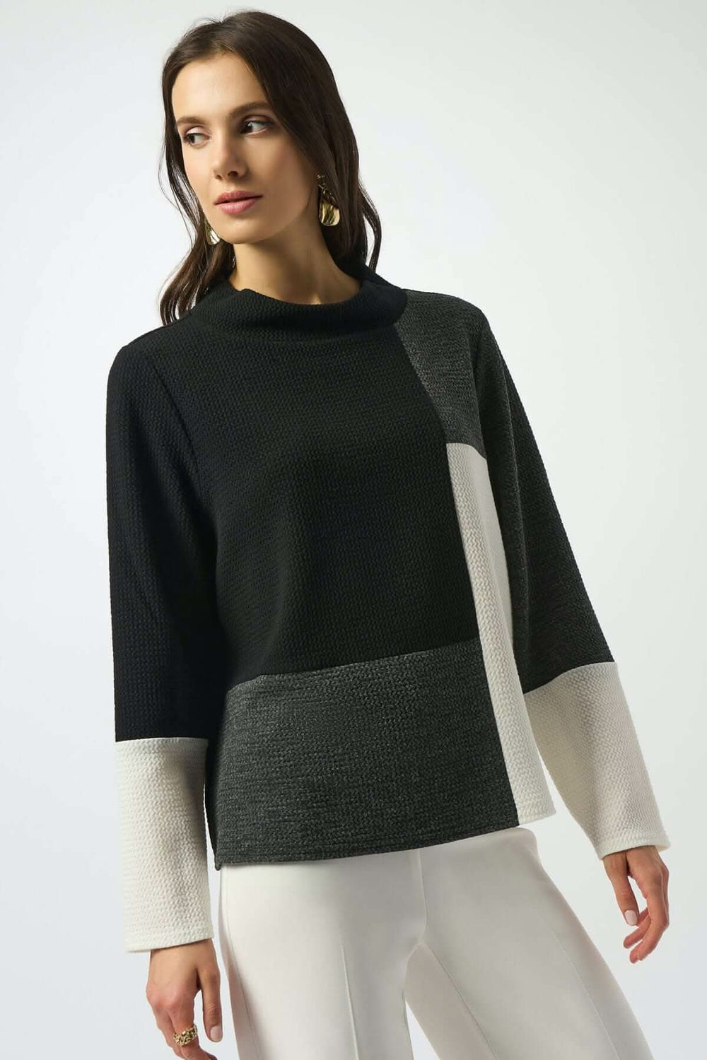 Haut à manches longues graphique noir, gris et blanc cassé avec encolure souple, élégant et moderne.
